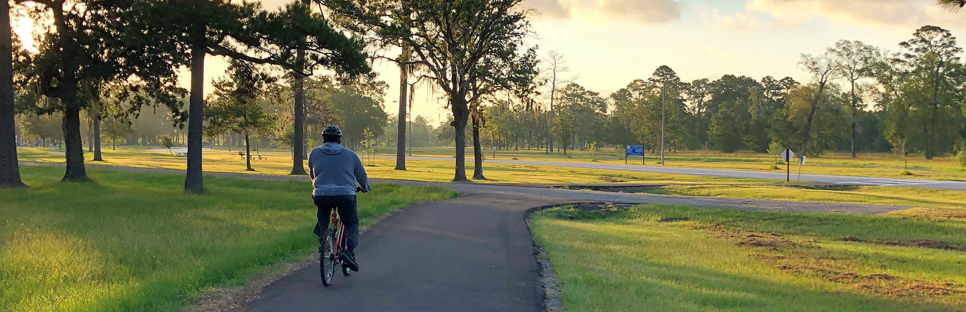 Deussen Park trail with bike rider