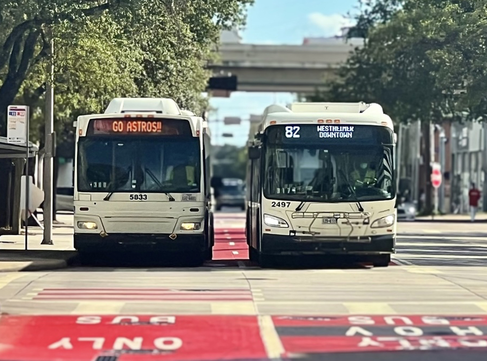 Red lanes with two METRO buses